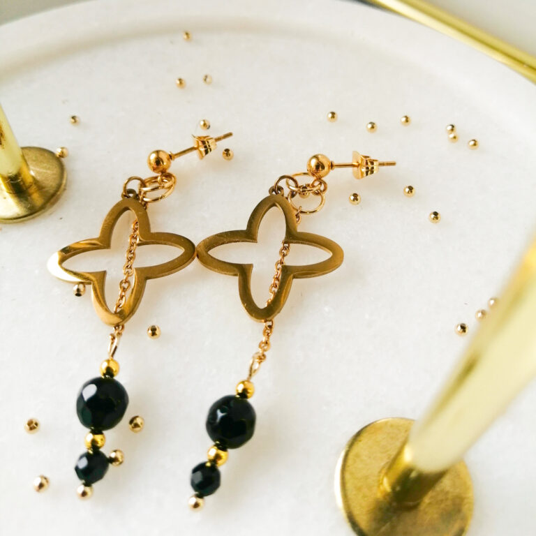 kolczyki ze stali nierdzewnej z czarnymi kamieniami i kwiatem