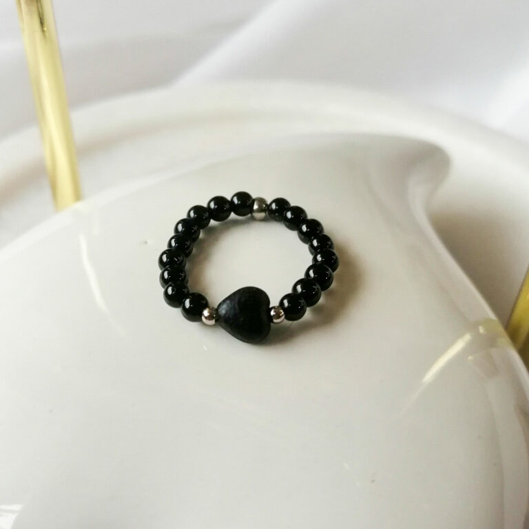 pierścionek z czarnych kamieni z czarnym sercem